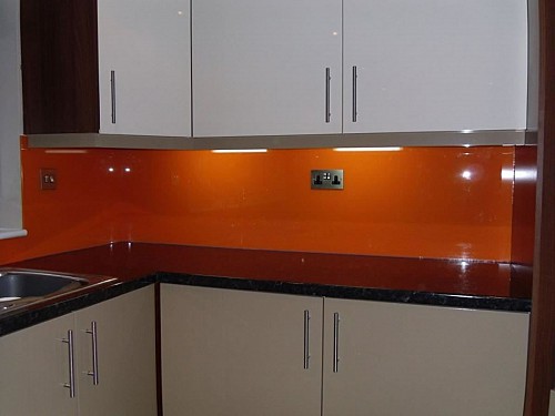 Kính ốp tường bếp màu cam
