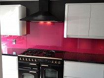 Kính ốp tường bếp màu hồng